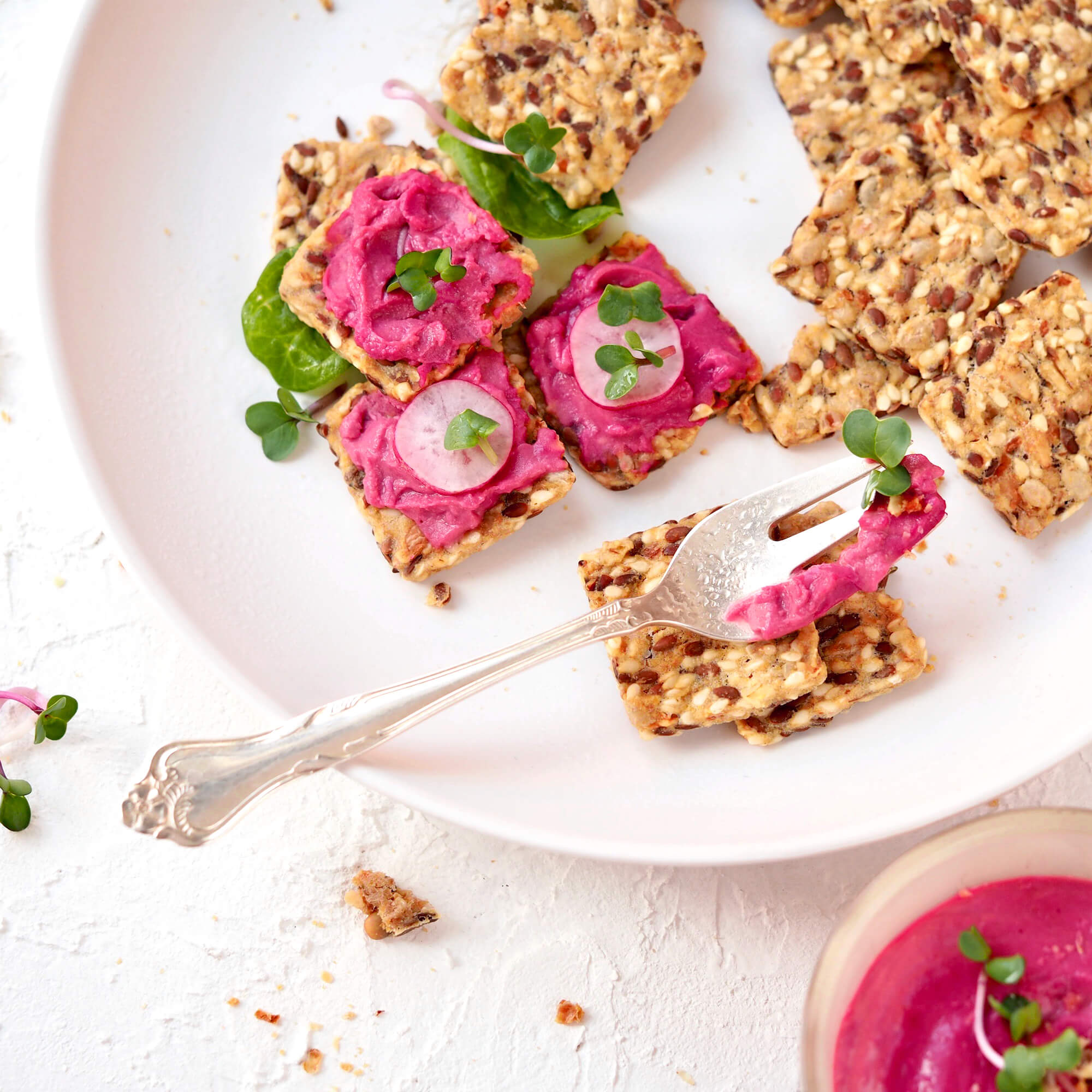 Houmous violet avec pousses