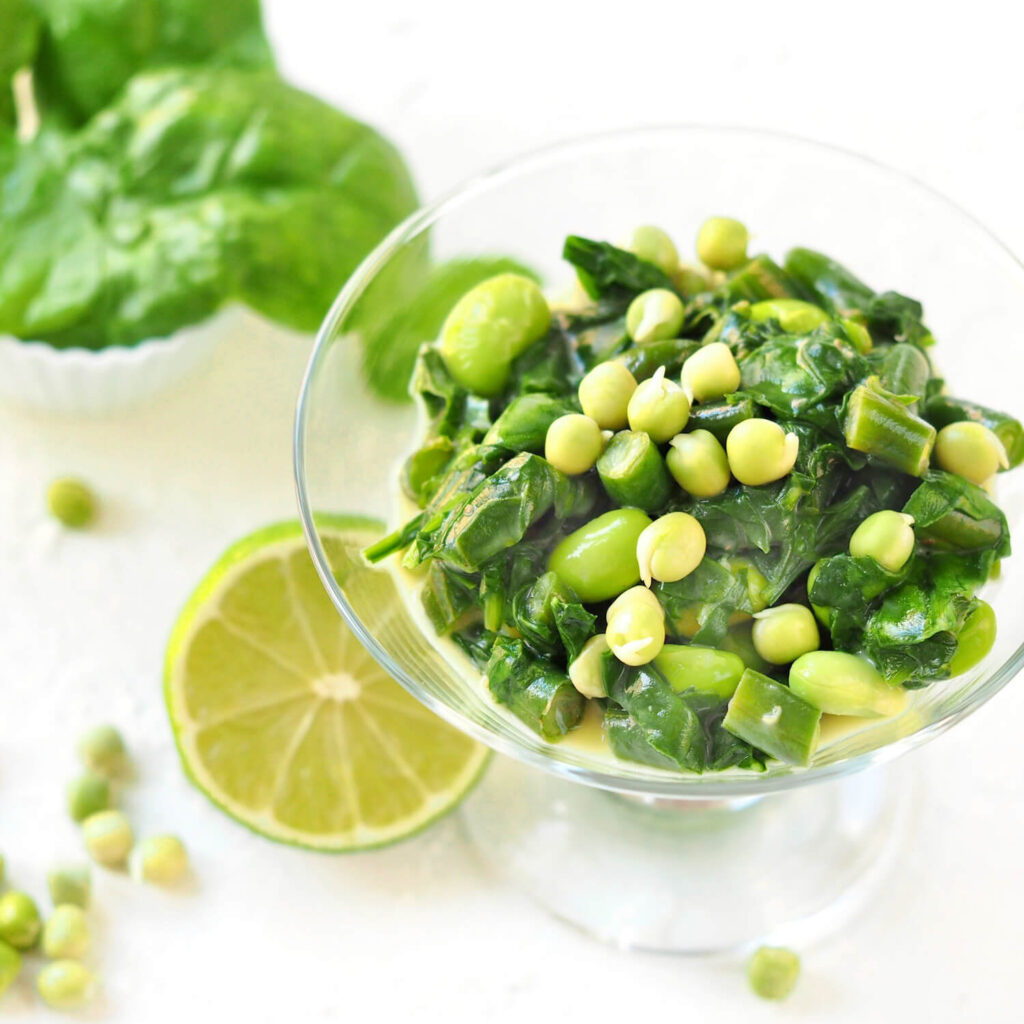 Épinards cuits à la crème avec des germes de pois