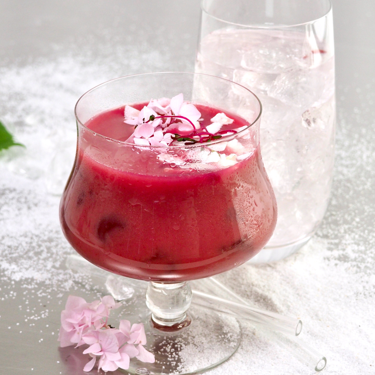 Roze smoothie met kiemen